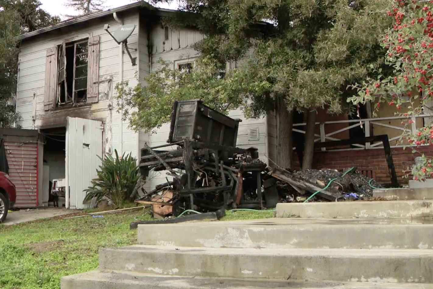 The Oakland, California, home where Steven Weatherford Jr. died after rescuing his family from a house fire. (photo: KTVU)